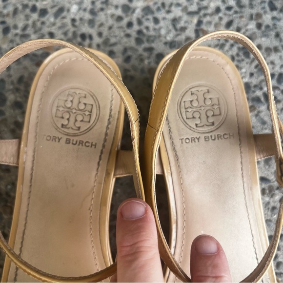 Tory Birch Abena Wedge Platform Sandals 8.5M Nude Patent Leather Gold Hardware - Picture 10 of 16